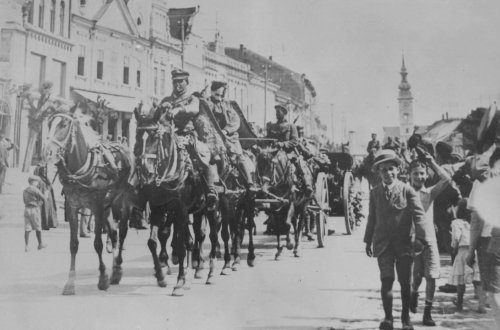 Foto_2_-_Prichod_vojsk_madarksej_Cervenej_armady_do_Presova_8._juna_1919..JPG