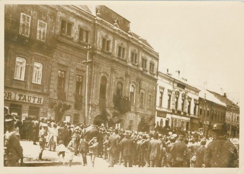 Foto_5_-_Vyhlasenie_Slovenskej_republiky_rad_v_Presove_z_mestskej_radnice_16._juna_1919..jpg