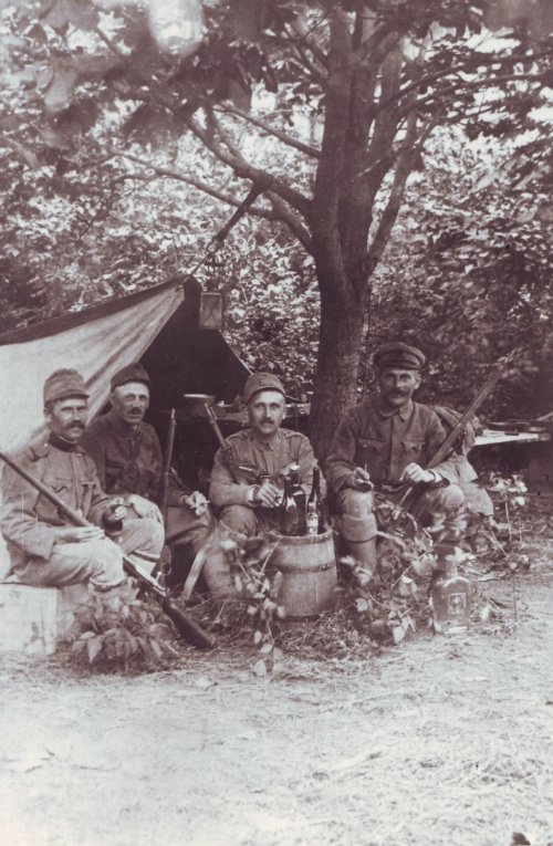 Foto_6_-_Skupina_madarskych_vojakov_Cervenej_armady_pri_Presove_17._jun_1919..jpg
